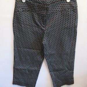 Worthington black "Modern Fit" straight leg mid-rise capri pants *Sz 6*